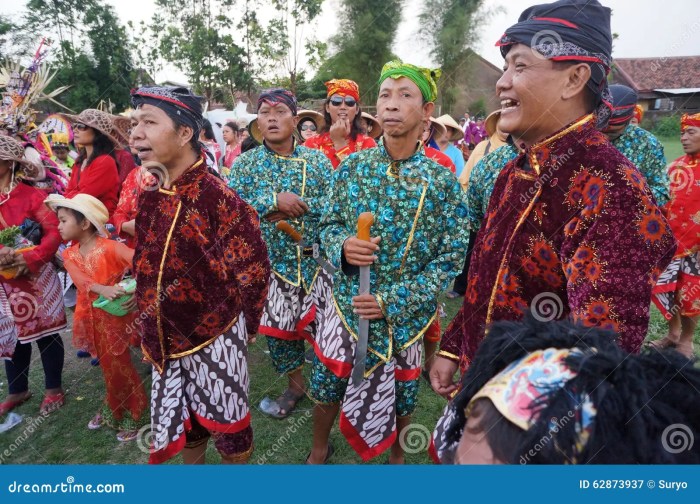 Perbedaan pakaian adat Jawa Tengah di berbagai daerah