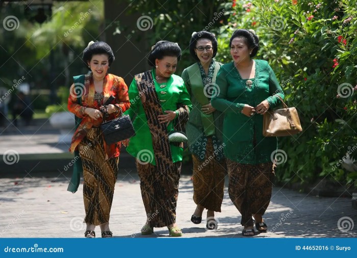 Koleksi foto pakaian adat Jawa Tengah yang lengkap